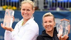 Anna-Lena Gröenefeldová (vlevo) a Květa Peschkeová, vítězky finále čtyřhry... Anna-Lena Gröenefeldová (vlevo) a Květa Peschkeová, vítězky finále čtyřhry...