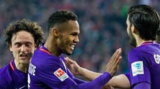 Theodor Gebre Selassie (uprostřed) se raduje se spoluhráči z Brém z gólu v... Theodor Gebre Selassie (uprostřed) se raduje se spoluhráči z Brém z gólu v...