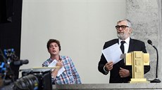 Herec Jiří Bartoška při natáčení seriálu Dabing Street ve strašnickém... Herec Jiří Bartoška při natáčení seriálu Dabing Street ve strašnickém...