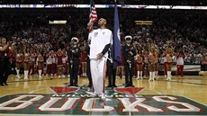 Jerry Stackhouse z Milwaukee Bucks zpívá americkou hymnu před šestým duelem s... Jerry Stackhouse z Milwaukee Bucks zpívá americkou hymnu před šestým duelem s...