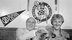 Rok 1979: Larry Bird na spolené fotce s Redem Auerbachem, legendárním trenérem...