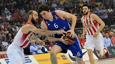 Cedi Osman (v modrém) z Anadolu Efes Istanbul pod tlakem Vassilise Spanulise z...