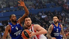 Derrick Brown (vlevo) z Anadolu Efes Istanbul brání Nikolu Milutinova z...