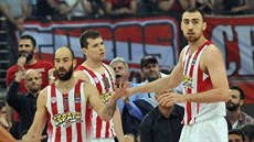 Vassilis Spanulis, Dimitrios Agravanis a Nikola Milutinov (zleva) z Olympiakosu...