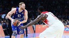 Alex Kirk (vlevo) z Anadolu Efes Istanbul zvauje, jak na Patrika Younga z...