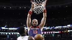 Marcin Gortat z Washingtonu smeuje pímo ped Amirem Johnsonem z Bostonu.