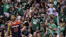 Bostonští fanoušci bouří, washingtonský Otto Porter sleduje hru. Bostonští fanoušci bouří, washingtonský Otto Porter sleduje hru.