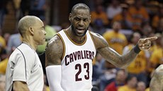 LeBron James z Clevelandu nabádá rozhodího  Dannyho Crawforda.