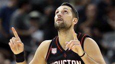 Ryan Anderson z Houstonu se raduje ze své trojky.