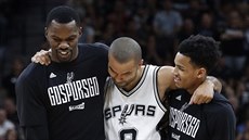 Tony Parker se zranil, spoluhrái ze San Antonia mu pomáhají ze hit.