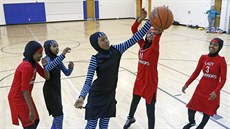 Muslimské dívky pocházející z východní Afriky během basketbalového tréninku v... Muslimské dívky pocházející z východní Afriky během basketbalového tréninku v...