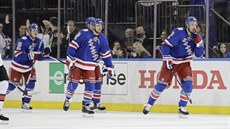 Hokejisté NY Rangers se radují z gólu.