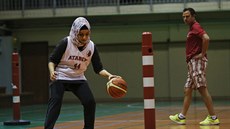 Turecká basketbalová nadenkyn Hacer Sahilová bhem tréninku. I jí umoní...