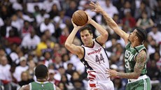 Bojan Bogdanovič (uprostřed) z Washingtonu bojuje s Geraldem Greenem z Bostonu,... Bojan Bogdanovič (uprostřed) z Washingtonu bojuje s Geraldem Greenem z Bostonu,...