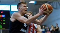 Děčínský basketbalista Tomáš Vyoral (v černém) bojuje s pardubickým Ondřejem... Děčínský basketbalista Tomáš Vyoral (v černém) bojuje s pardubickým Ondřejem...