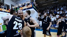 Díntí basketbalisté slaví výhru nad Pardubicemi.