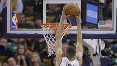 Danté Exum z Utahu smeuje proti Golden State.