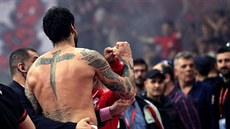 Jorgos Printezis, jeden z tahounů Olympiakosu Pireus, se s fanoušky raduje z... Jorgos Printezis, jeden z tahounů Olympiakosu Pireus, se s fanoušky raduje z...
