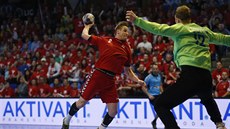 Český házenkář Jakub Hrstka pálí na ukrajinskou branku v kvalifikačním duelu. Český házenkář Jakub Hrstka pálí na ukrajinskou branku v kvalifikačním duelu.