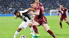 Tomas Rincon z Juventusu Turín (vlevo) a Andrea Belotti z FC Turín bojují o míč. Tomas Rincon z Juventusu Turín (vlevo) a Andrea Belotti z FC Turín bojují o míč.