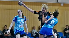 Mostecká házenkářka Simona Szarková pálí na olomouckou branku. Mostecká házenkářka Simona Szarková pálí na olomouckou branku.
