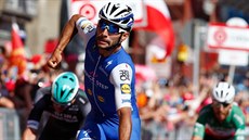 Fernando Gaviria slaví triumf v třetí etapě Gira. Fernando Gaviria slaví triumf v třetí etapě Gira.