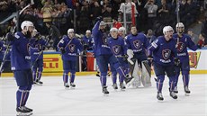 Francouztí hokejisté slaví vítzství nad Finskem.