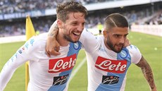 Fotbalisté Neapole Dries Mertens a Lorenzo Insigne (vpravo) se radují z gólu...