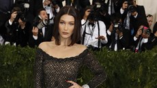 Bella Hadidová na Met Gala (New York, 1. kvtna 2017)