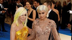 Donatella Versace a Kylie Jennerová na Met Gala (New York, 1. kvtna 2017)