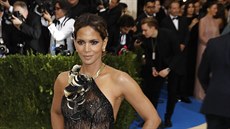 Halle Berry na Met Gala (New York, 1. kvtna 2017)