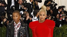 Pharrell a jeho manelka Helen Lasichanhová na Met gala (New York, 1. kvtna...