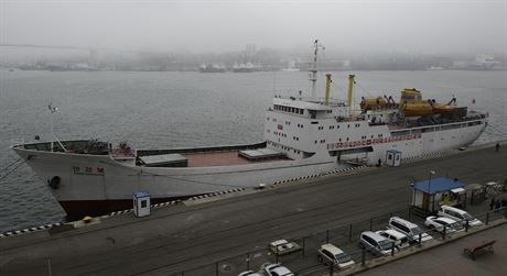 Severokorejský trajekt kotví v pístavu u ruského msta Vladivostok. (19....