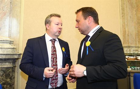Ministi Richard Brabec (vlevo) a Marian Jureka ped jednáním vlády (10.5.2017)