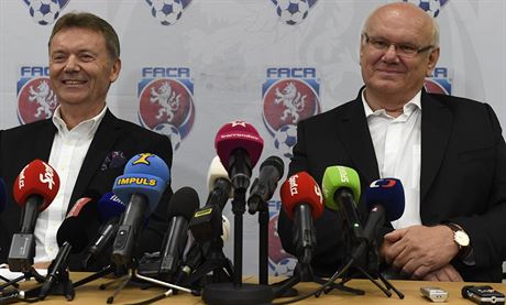 Místopedsedové fotbalové asociace Roman Berbr (vlevo) a Zdenk Zlámal.