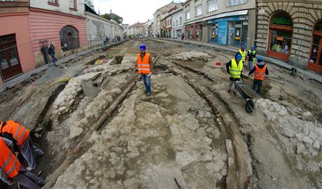Na opravované olomoucké tíd 1. máje nali archeologové u napíklad základy stedovké Hradské brány (na snímku). Nyní narazili také na zbytky píkopu hradu i objevy z období Velké Moravy.