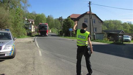 Pi velké dvoudenní akci zkontrolovali policisté a celníci na Jesenicku stovku...