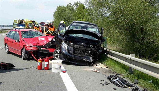 Nehoda tí aut na tahu z Brna do Vídn si vyádala deset zranných lidí (14....