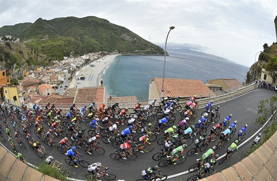 Cyklistický peloton bhem esté etapy Giro d'Italia.