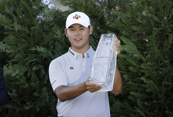 Kim Si-u s trofejí pro vítze turnaje The Players.