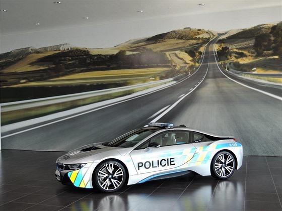 éf dopravní policie Tomá Lerch pevzal od zástupc znaky nový supersportovní vz BMW i8 v barvách policie (10. kvtna 2017)