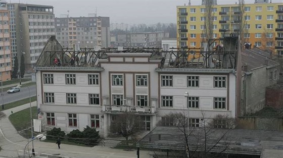 Probuzení do rána 10 .února 2007 bylo pro adu Perovan hlavn ze tvrti Trávník okující. Z oken pozorovali, jak ze stechy spolkového domu zvaného Komuna mizí taky, ím zaala demolice.