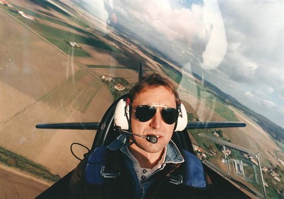 Martin Stáhalík v letadle Extra 300 nad Píbramí.