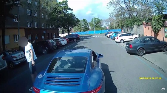 idi modrého automobilu Porsche nakonec v ulici U Prhonu ped hasiskou...