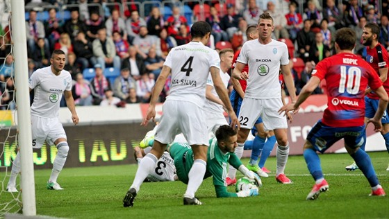 Boleslavský branká Ludk Vejmola zasahuje ped plzeským Janem Kopicem.