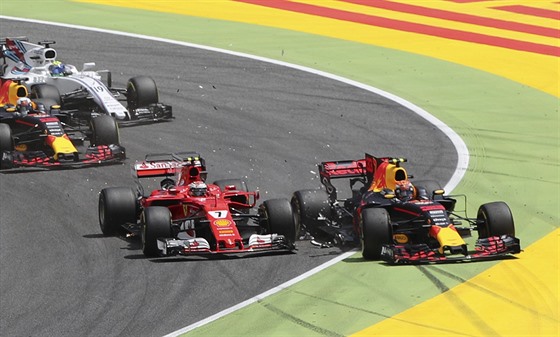 Kimi Räikkönen (vlevo) po sráce s Maxem Verstappenem na startu Velké ceny...