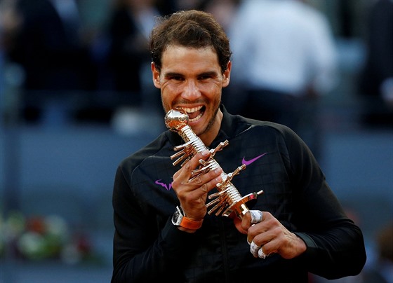 Rafael Nadal koue do vítzné trofeje na Madrid Open.
