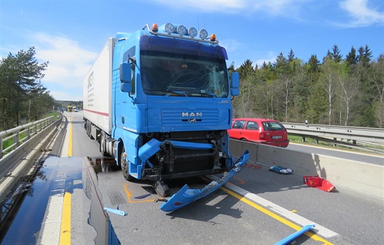 Nehoda nebyla váná, obela se bez zranní. Z neoznaeného rumunského kamionu...