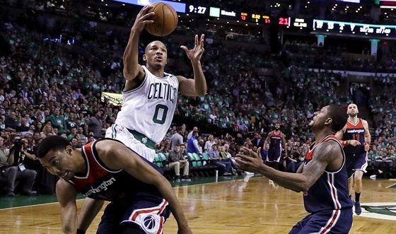 Avery Bradley z Bostonu se prosazuje pes obranu Washingtonu.