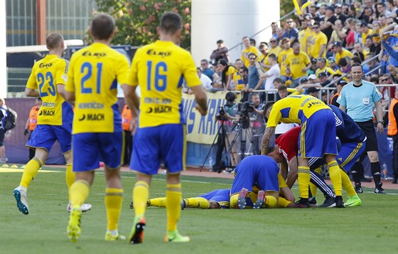 Fotbalisté Zlína slaví gól ve finále národního poháru proti Opav.